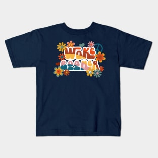 "Woke Boomer" in 70s font with flower power and peace signs - groovy! Kids T-Shirt